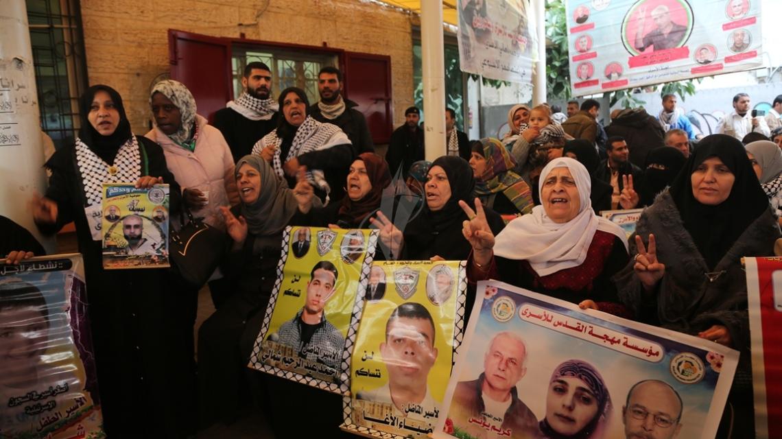 بالصور: اعتصام اهالى الاسرى امام مقر الصليب الاحمر بمدينة غزة