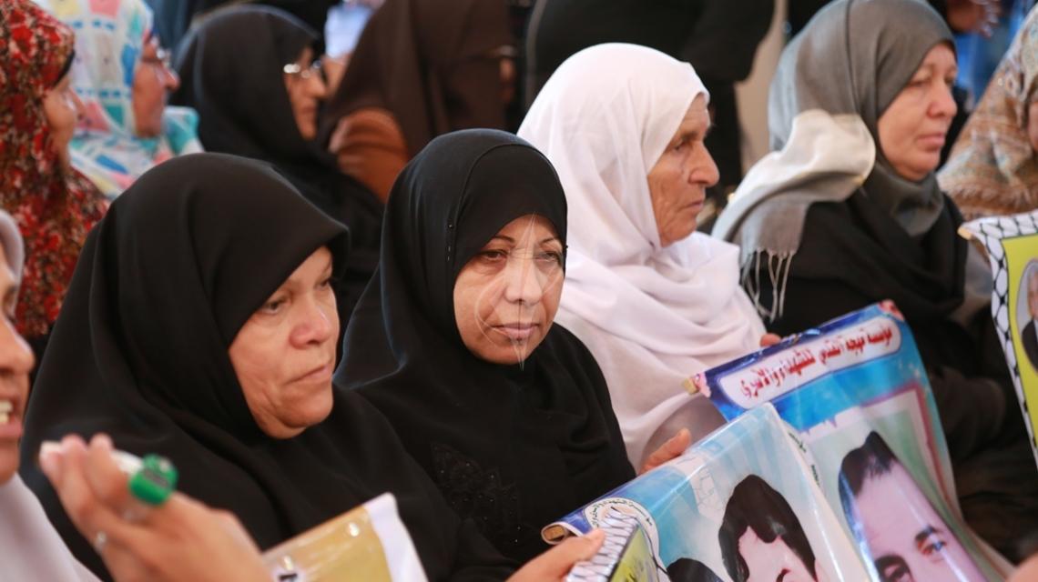 بالصور: اعتصام اهالى الاسرى امام مقر الصليب الاحمر بمدينة غزة
