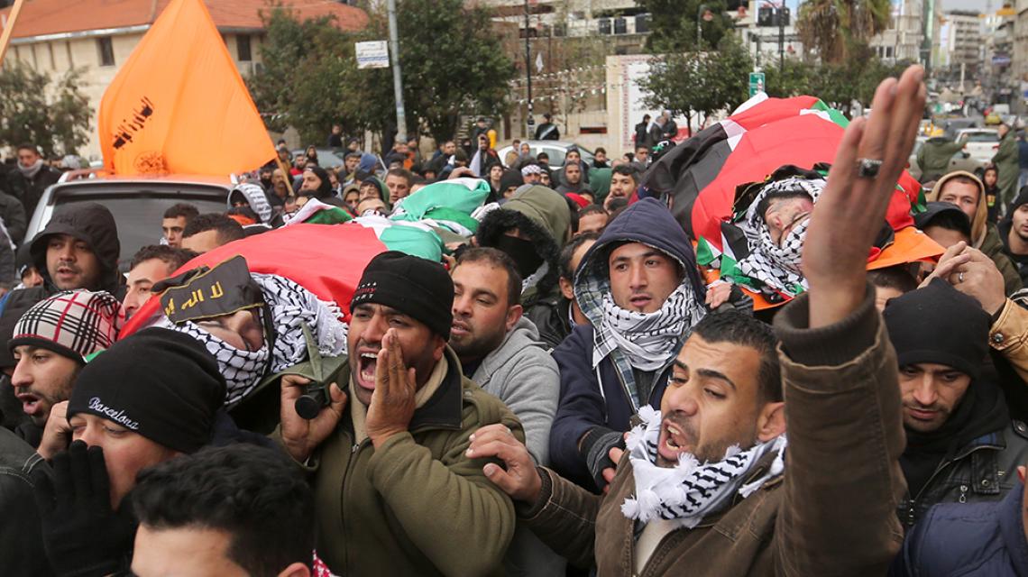بالصور: مئات المواطنين يشيعيون جثماني الشهيدين الشقيقين شادي وفادي خصيب من مدينة البيرة. تصوير: إياد جادالله