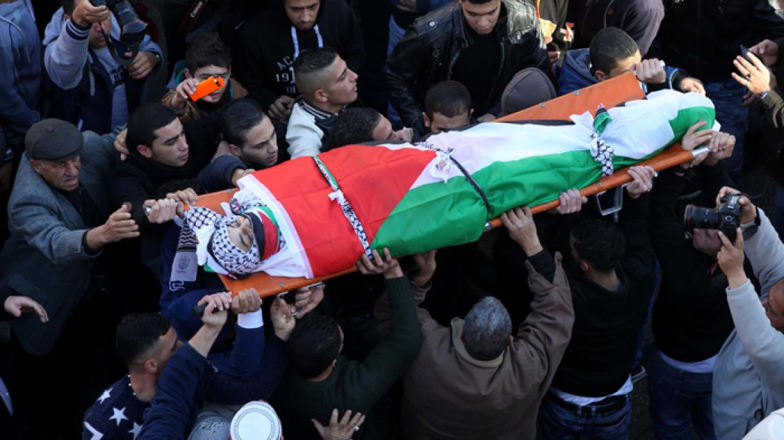 بالصور:مواطنون يشيعون جثمان الشهيد ماهر الجابي (56عام) في مدينة نابلس تصوير: ايمن نوباني