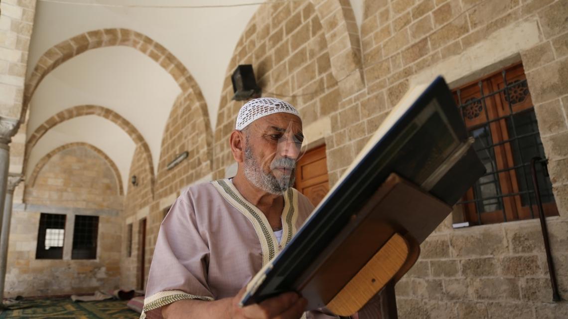 بالصور:جلسات الذكر والقرآن الكريم داخل أروقة مسجد السيد هاشم بغزة في رابع أيام شهر رمضان