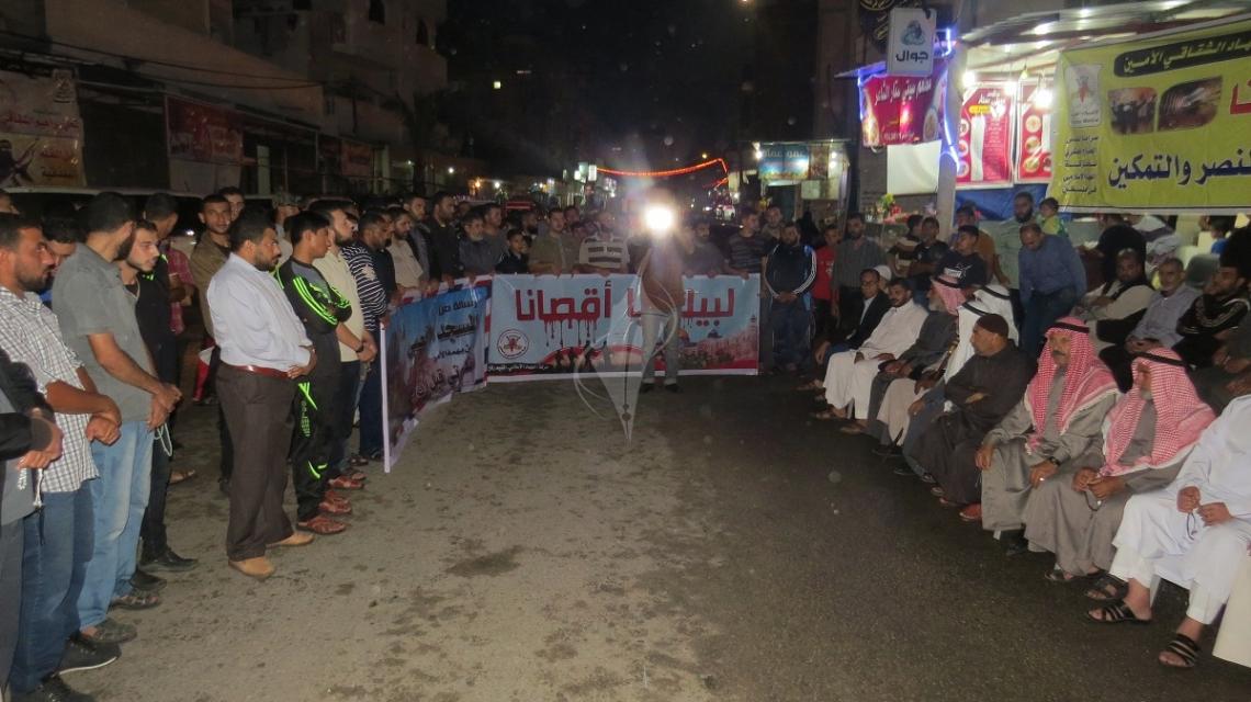 بالصور:الجهاد تنظم وقفة في ذكرى الشقاقي أمام منزله برفح