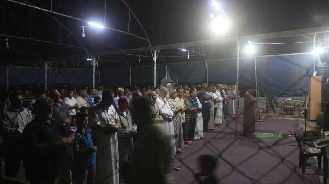 بالصور:غزيون يعيدوا الحياة للمساجد المدمرة بالتراويح