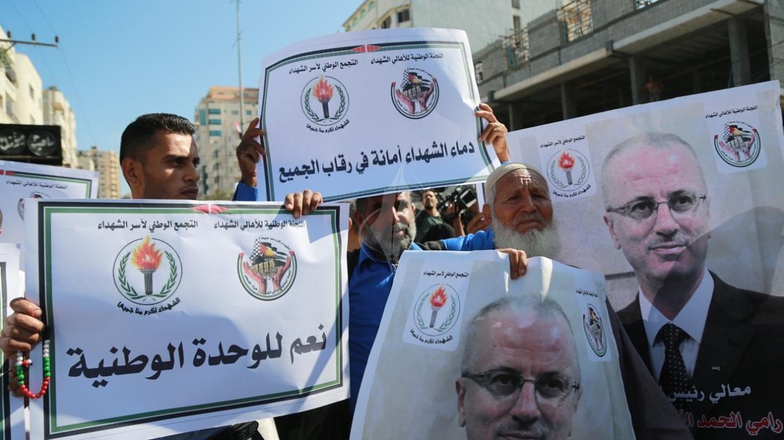 بالصور:أهالي شهداء قطاع غزة يعتصمون أمام مقر مجلس الوزراء بمدينة غزة للمطالبة باسترداد حقوقهم
