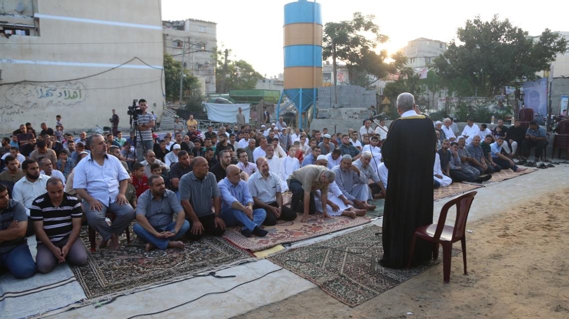 بالصور:الجهاد الإسلامي يصلي صلاة العيد أمام منزل شهيد الإعداد والتجهيز "كامل قريقع " بغزة