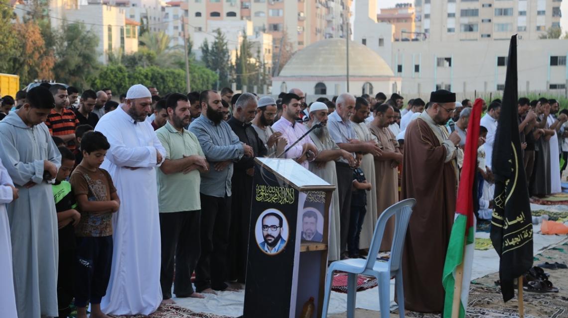 بالصور:الجهاد في غزة تُقيم صلاة العيد في العراء