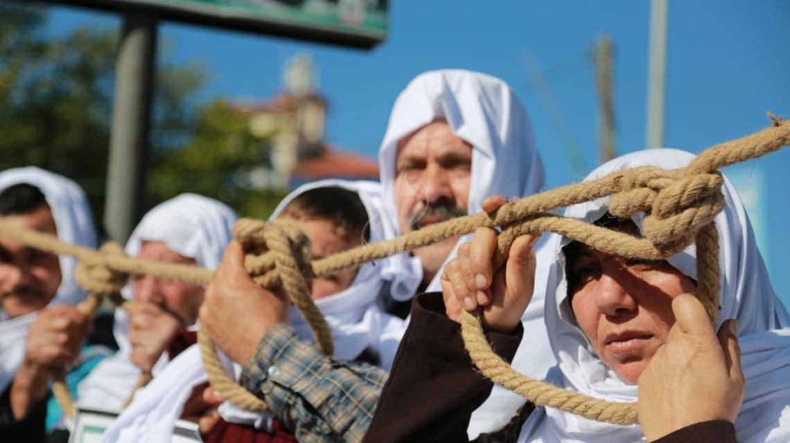 بالصور:أهالي الشهداء يعلقون أنفسهم بمشانق أمام مجلس الوزراء للمطالبة بصف رواتب أبنائهم الشهداء