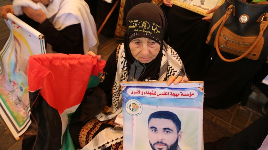 بالصور:اعتصام اهالى الاسرى امام مقر الصليب الاحمر بمدينة غزة