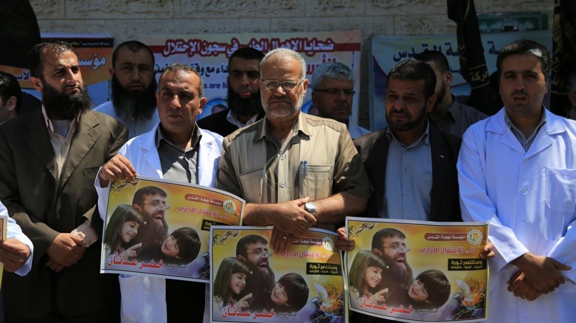 بالصور:وقفة مع الشيخ خضر عدنان المضرب عن الطعام امام الصليب الاحمر بغزة