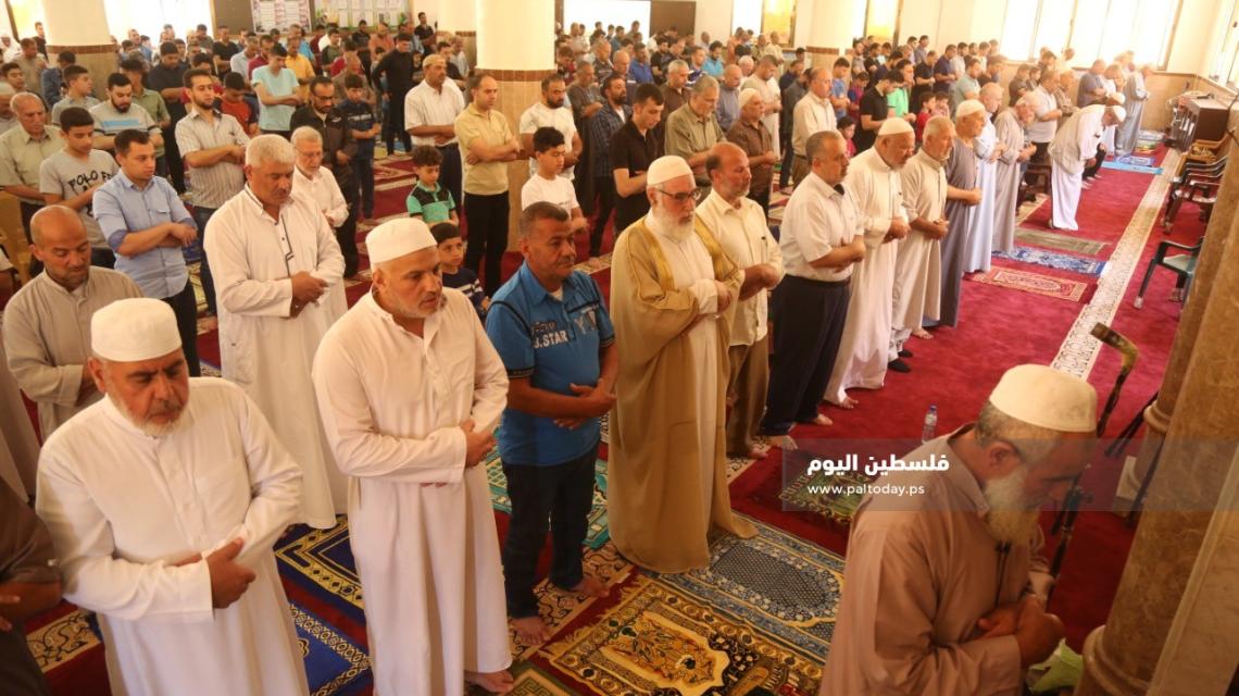 مساجد غزة تؤدي صلاة الغائب على فقيد فلسطين والأمة د / شلح