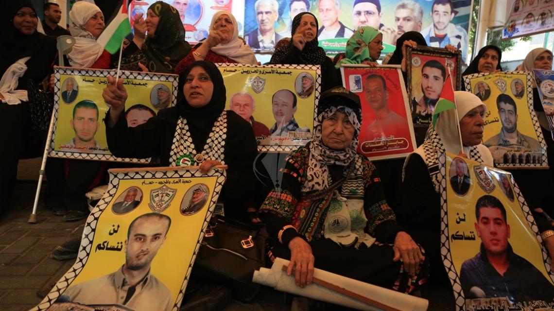 باالصور:اعتصام اهالى الاسرى امام الصليب الاحمر بمدينة غزة