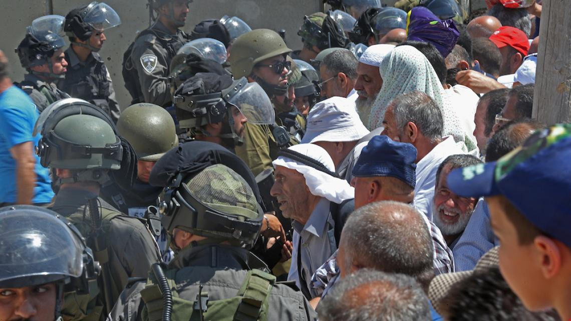 بالصور:الآف المواطنين يحتشدون أمام حاجز قلنديا للدخول ال القدس لأداء صلاة الجمعة الاخيرة وإحياء ليلة القدر . تصوير: محمد فراج