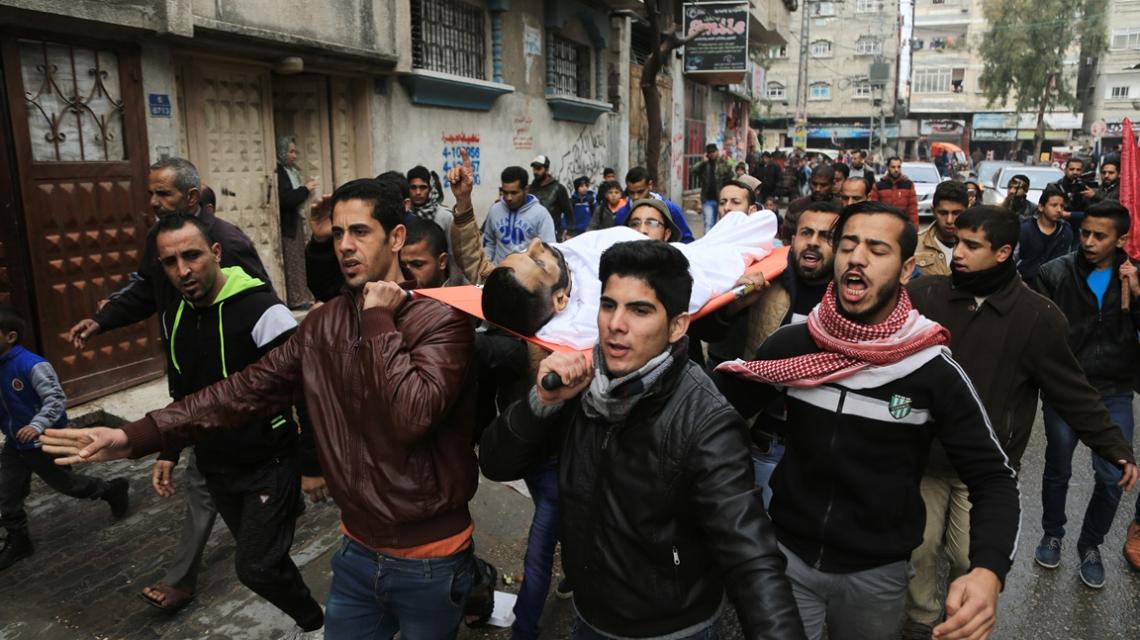 بالصور:جنازة الشهيد "محمد أنور الأقرع (38 عاماً) من سكان مدينة غزة