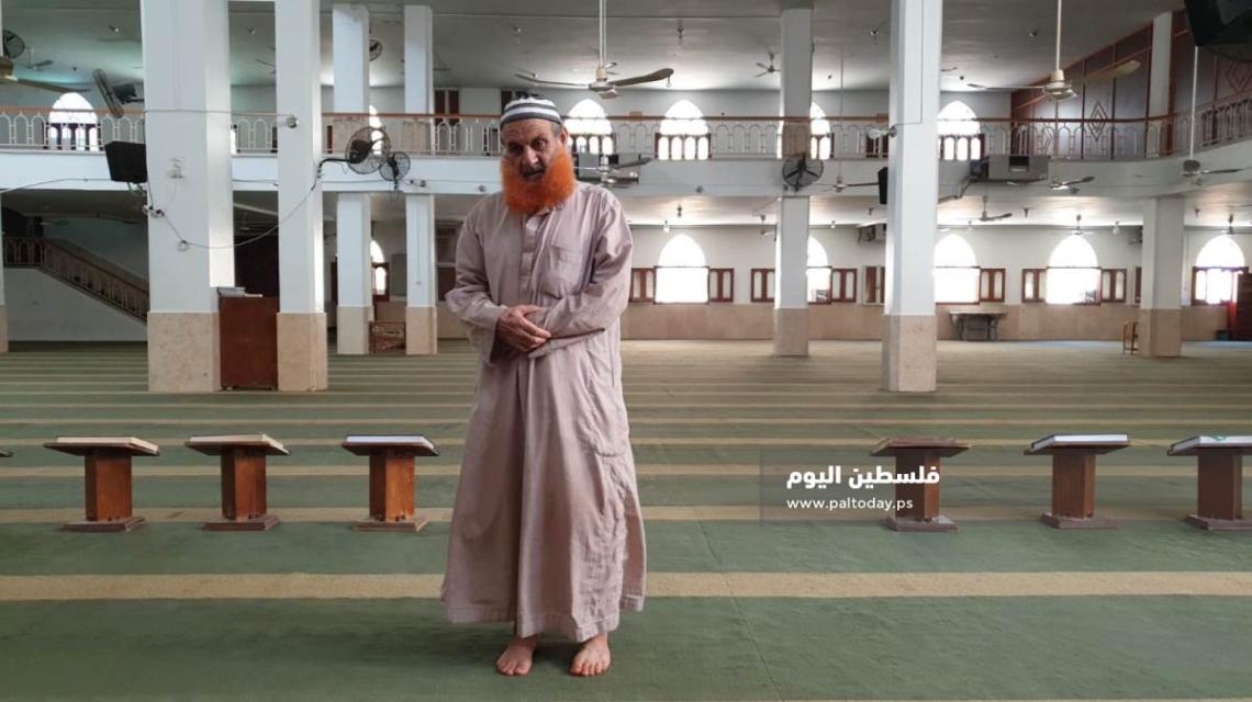 مؤذي يؤدي صلاة الظهر لوحده في مسجد .. بخانيونس