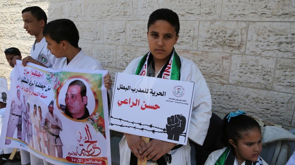 بالصور:وقفة تنديداً باعتقال الرياضي حسن الراعي أمام الصليب الأحمر بغزة