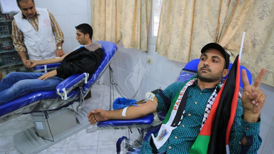 بالصور:حركة " فتح " تنظم حملة التبرع بالدم لجرحى انتفاضة القدس