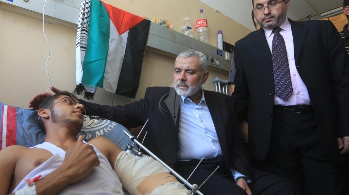 بالصور..هنية يتفقد جرحى "انتفاضة القدس" بمجمع الشفاء الطبى