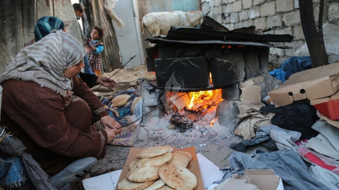 بالصور:غزيون يعودون لزمن افرن الطينة بعد تفاقم أزمة الكهرباء