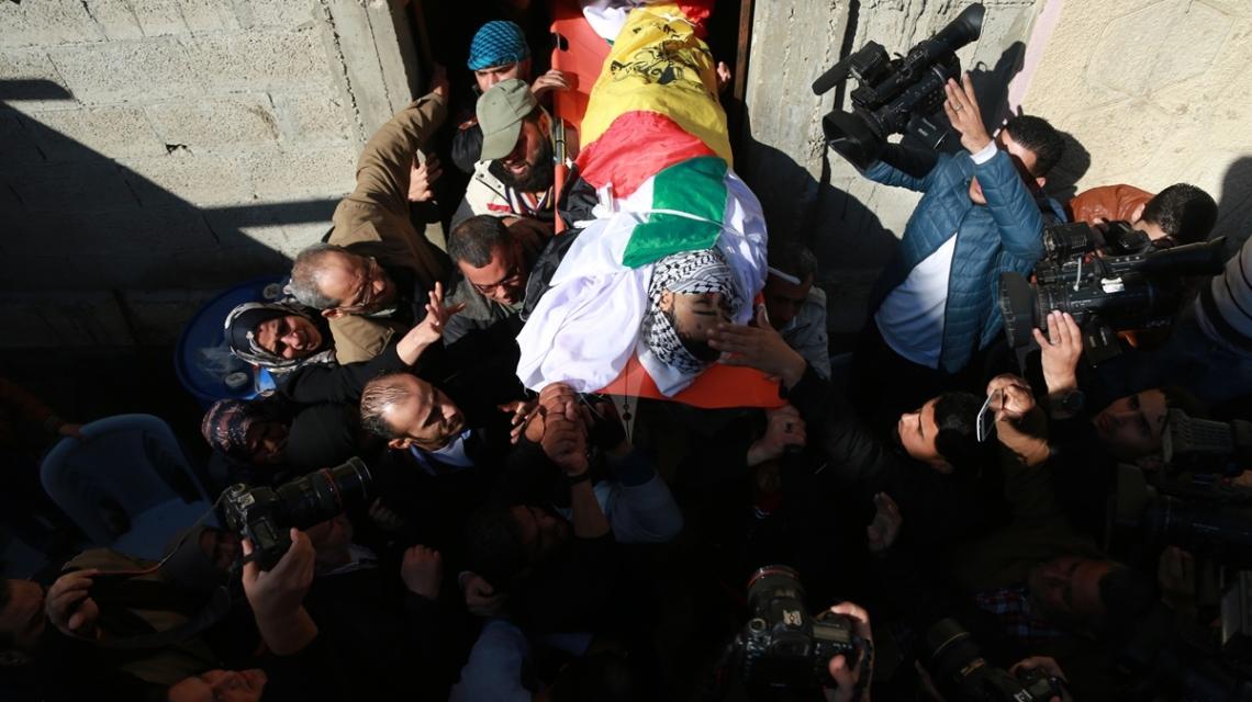 بالصور: تشييع جثمان الشهيد هانى وهدان 22عام شرق مدينة غزة