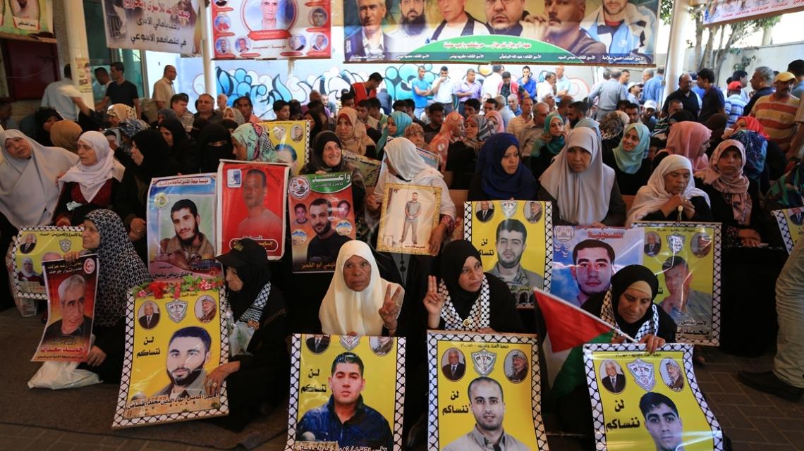 بالصور: اعتصام اهالى الاسرى امام مقر الصليب الاحمر بمدينة غزة