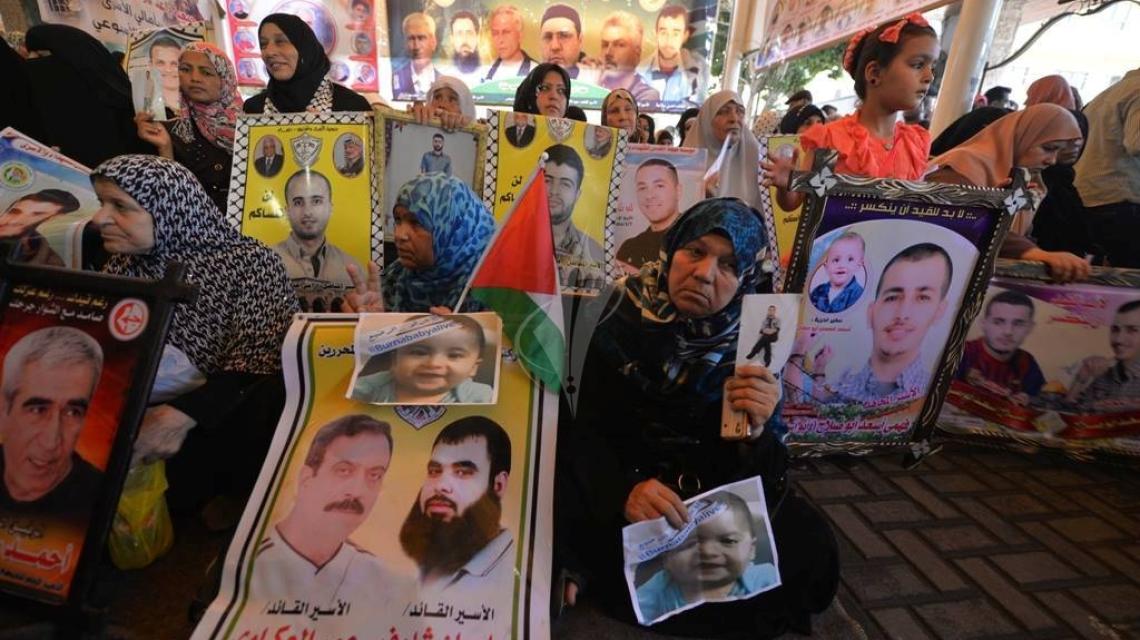 بالصور:اعتصام أهالي الأسرى أمام مقر الصليب الأحمر بغزة