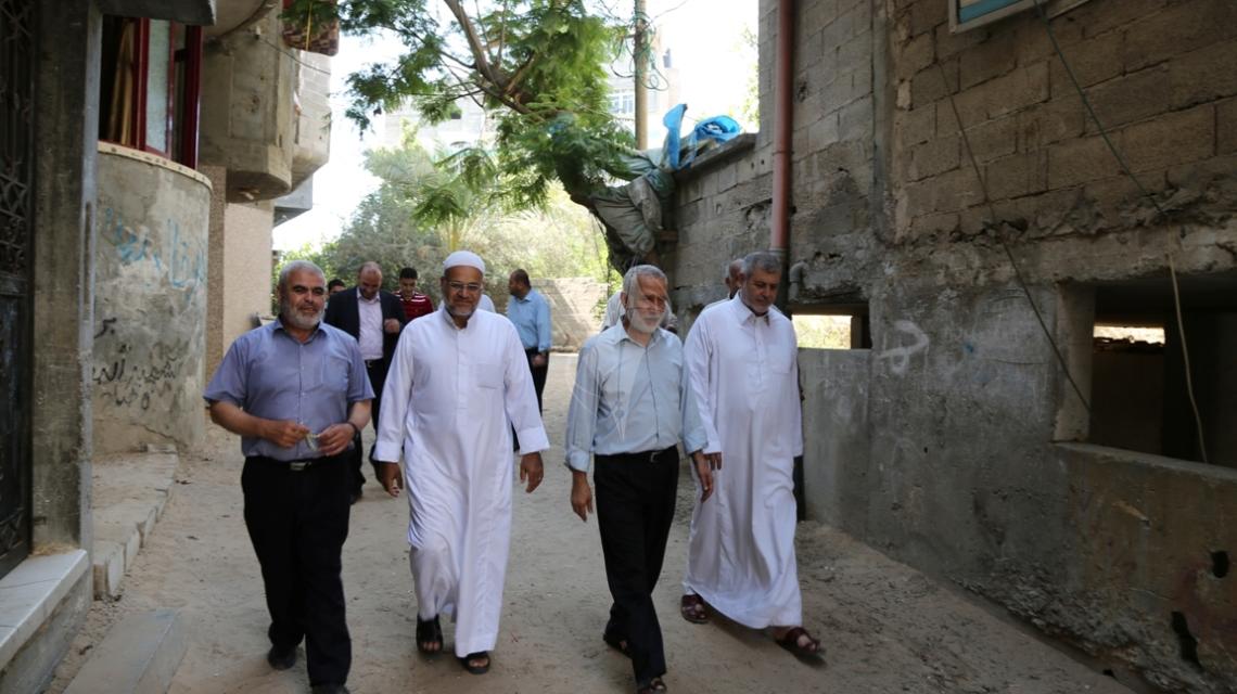 بالصور:وفد من الجهاد بقيادة د.محمد الهندي يزور عوائل الشهداء بمناسبة عيد الفطر