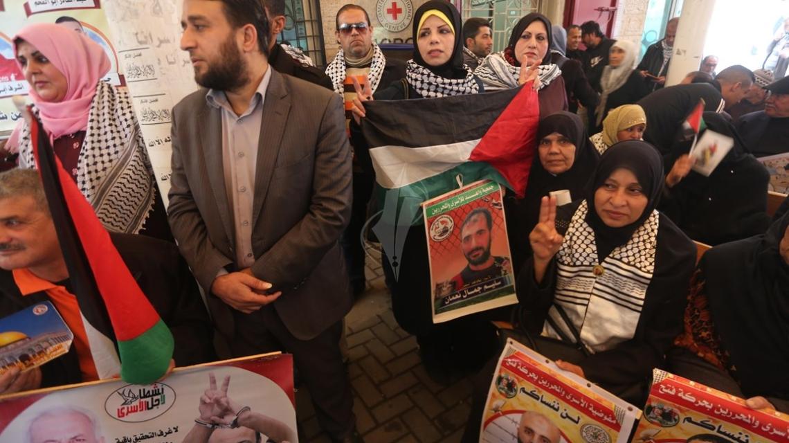 بالصور: اعتصام اهالى الاسرى امام مقر الصليب الاحمر بمدينة غزة