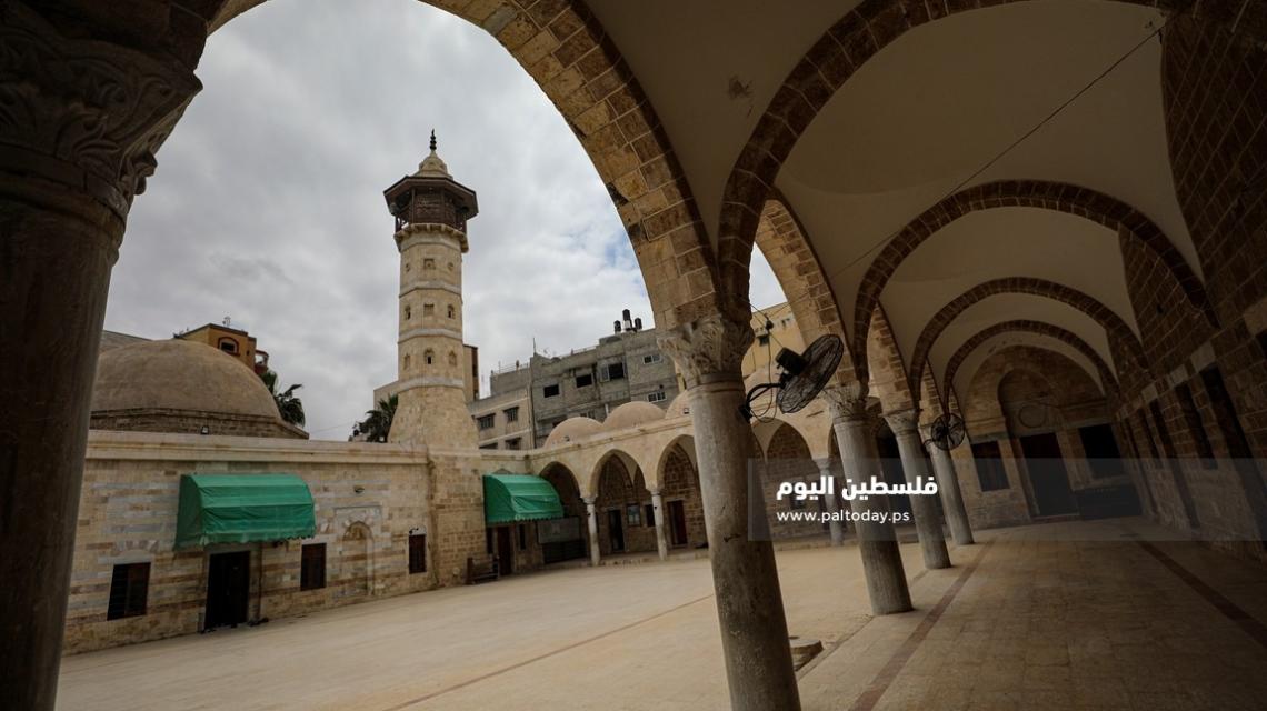 مسجد السيد هاشم الأثري يبدو خالياً من المصلين وقراء القرآن في ثاني ايام رمضان بسبب الاجراءات الوقائية خشية من فيروس كورونا