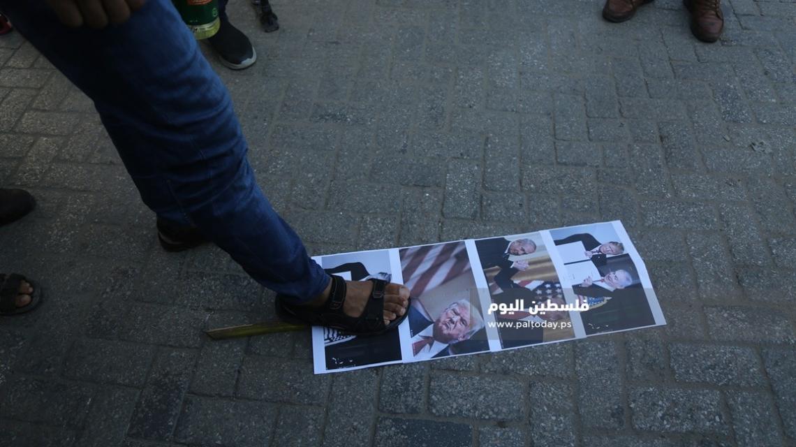 وقفة في مخيم جباليا شمال قطاع غزة تنديدًا بتوقيع اتفاق العار بين الاحتلال الاسرائيلي والنظام الإماراتي.