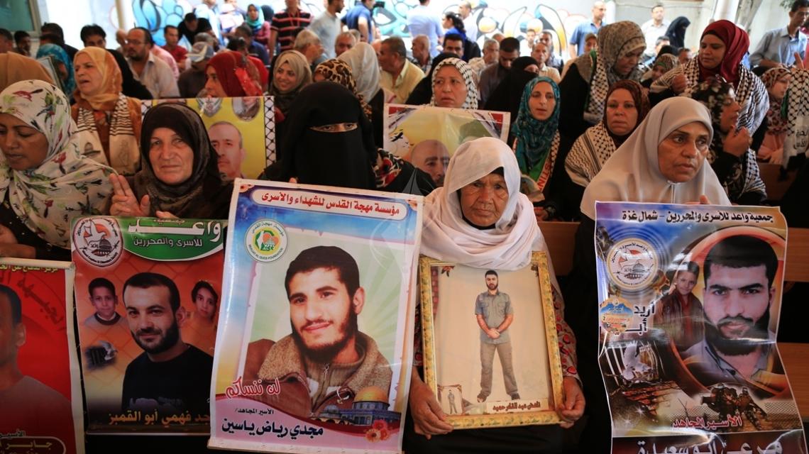 بالصور:اعتصام أهالي الأسرى أمام مقر الصليب الأحمر بغزة