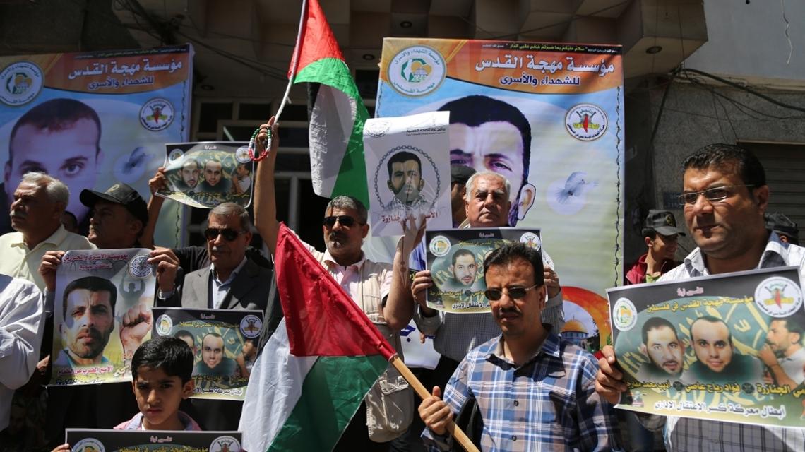 بالصور: لجنة الاسرى تنظم وقفة تضامن مع الاسرى امام برج شوا وحصرى
