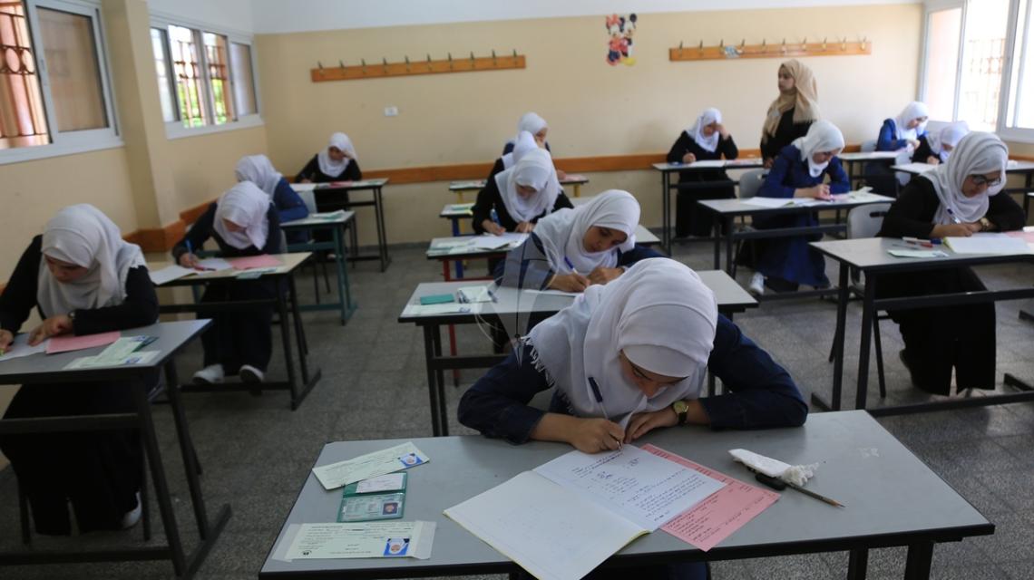 بالصور:الآلاف من طلبة التوجيهي يتقدمون للإمتحانات النهائية في غزة