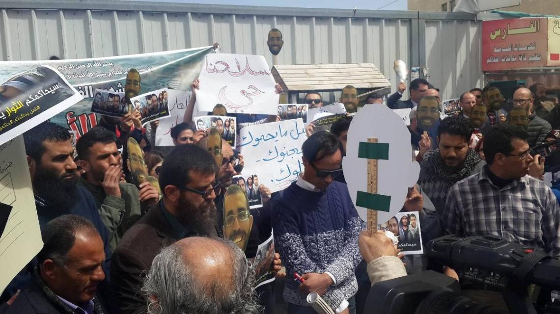 بالصور:متظاهرون يحتجون على محاكمة السلطة للشهيد باسل الأغرج ورفاقه الخمسة في رام الله