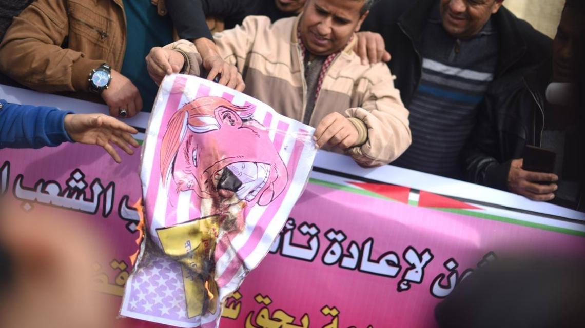 بالصور : حرق صور " ترامب " برفح احتجاجاً على عزمه نقل السفارة الأمريكة للقدس