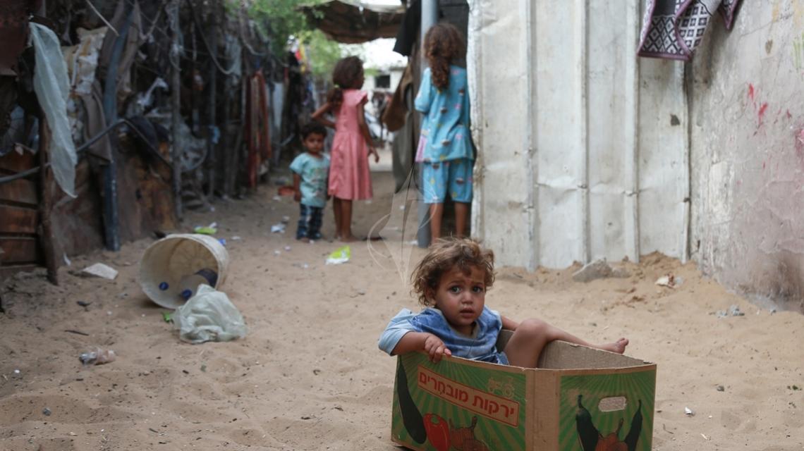 بالصور:أطفال غزة يلعبون على طريقتهم الخاصة رغم البؤس والفقر والحصار