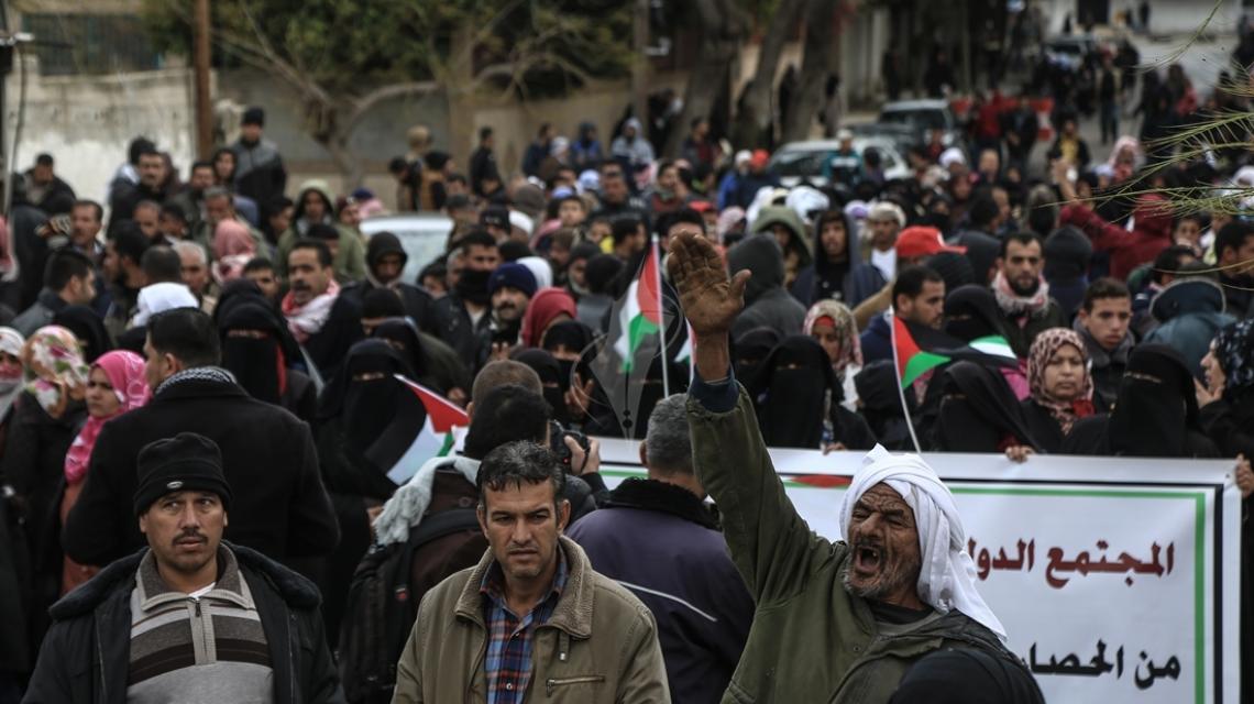بالصور:صيادون ومزارعون ينظمون مسيرة للمطالبة برفع الحصار المستمر منذ 10 سنوات