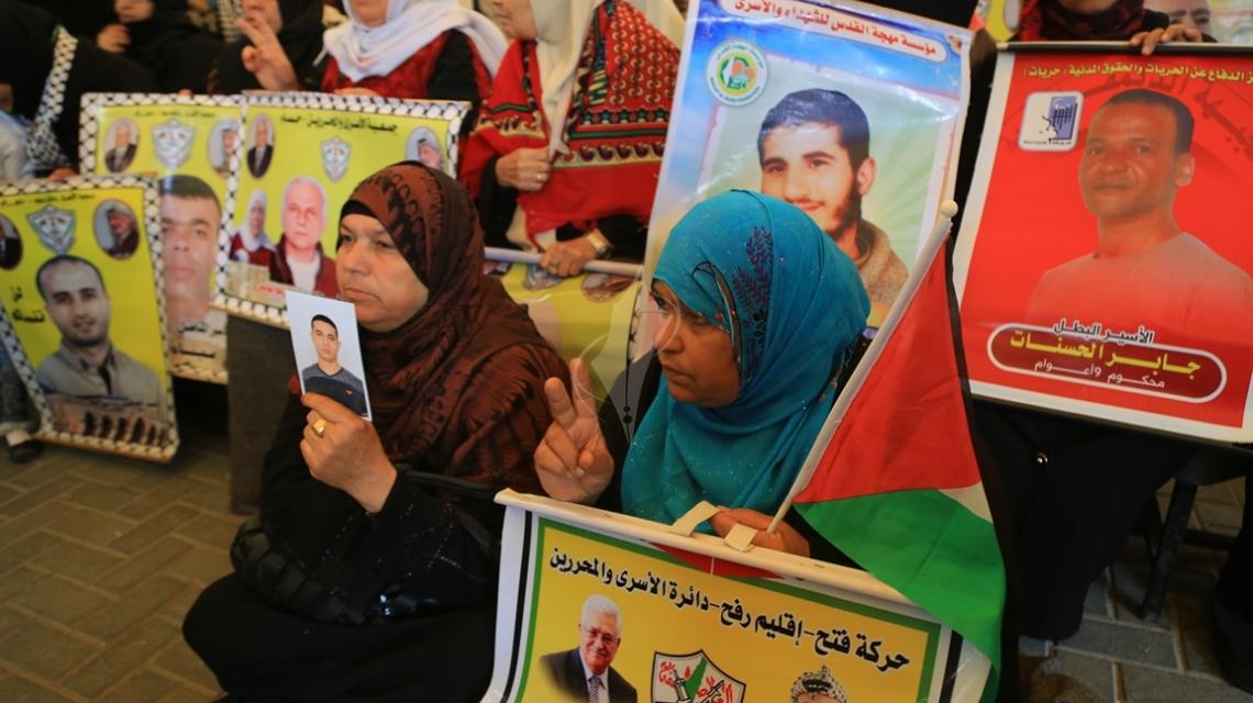 بالصور: اعتصام اهالى الاسرى امام مقر الصليب الاحمر بمدينة غزة