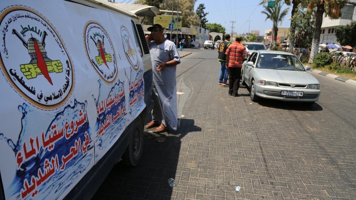 بالصور : حركة الجهاد  تنظم حملة سقيا الماء في الحر الشديد في ميدان فلسطين