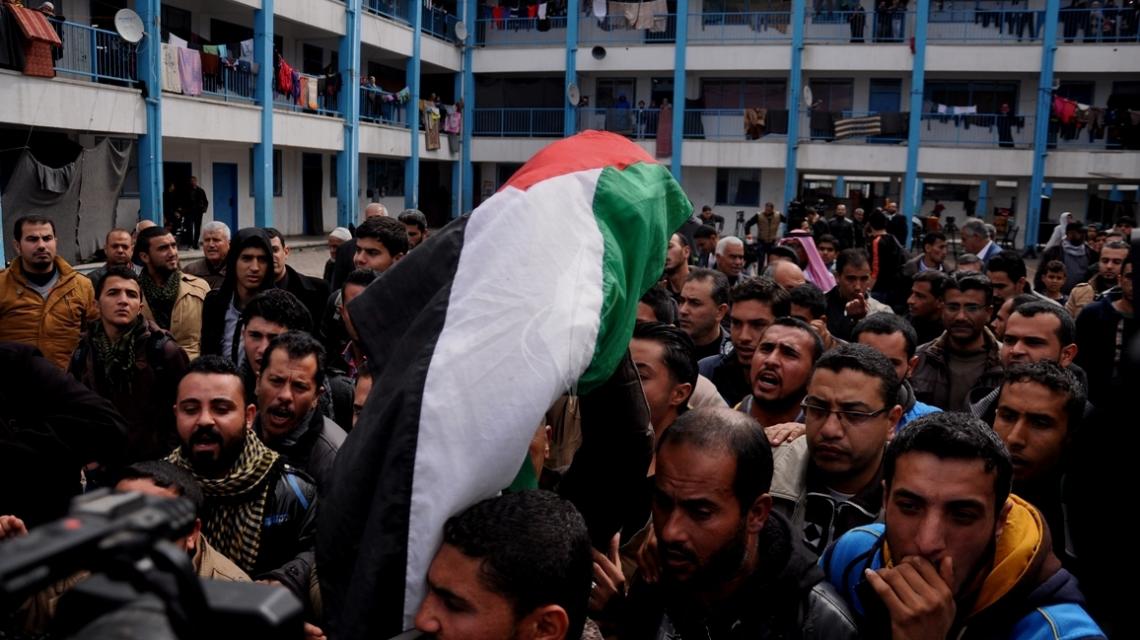 بالصور..تشيع طفل توفى بسبب حريق فى احد مراكز الايواء بشمال غزة