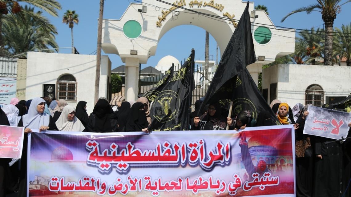 بالصور:وقفة لدائرة العمل النسائي بغزة تنديداً بقمع أمن السلطة لمسيرة الجهاد الإسلامي في جنين