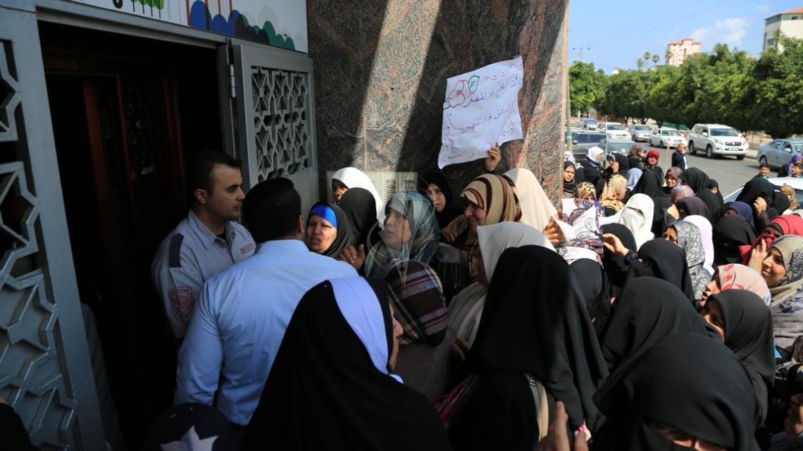 بالصور:وقفة اهالى الشهداء امام بنك فلسطين
