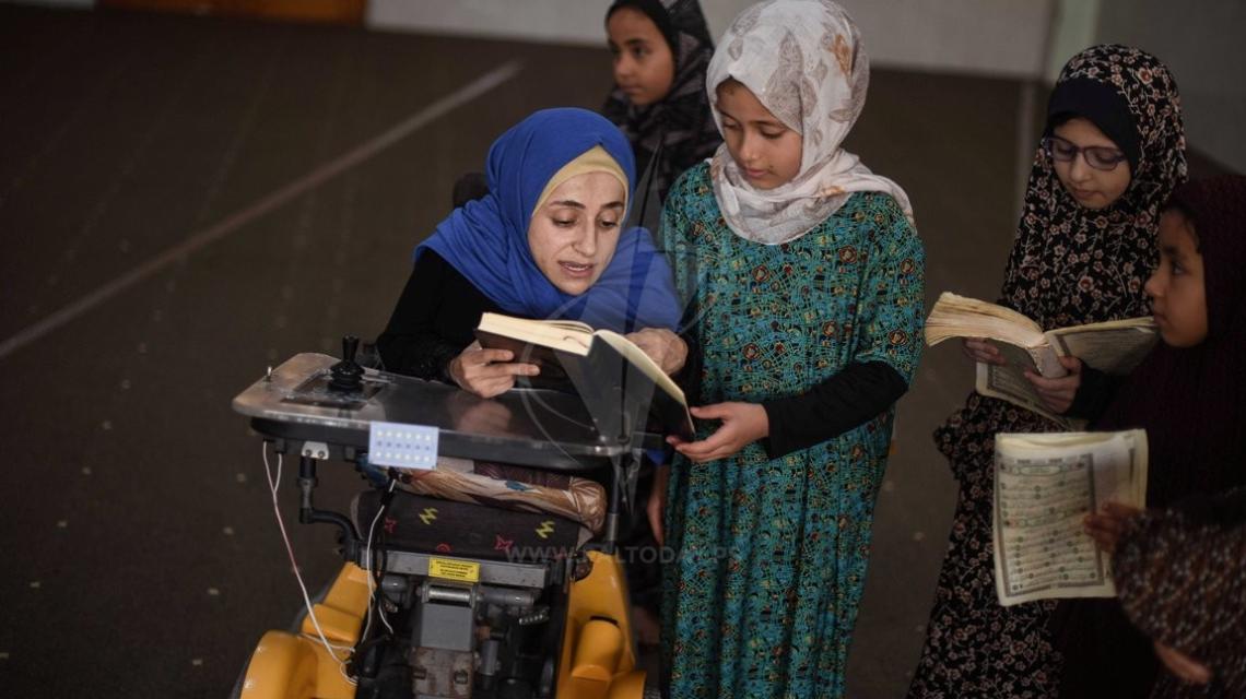 إيمان أبو صبحة.. مقعدة حركيا تعمل محفظة للقرآن الكريم بغزة