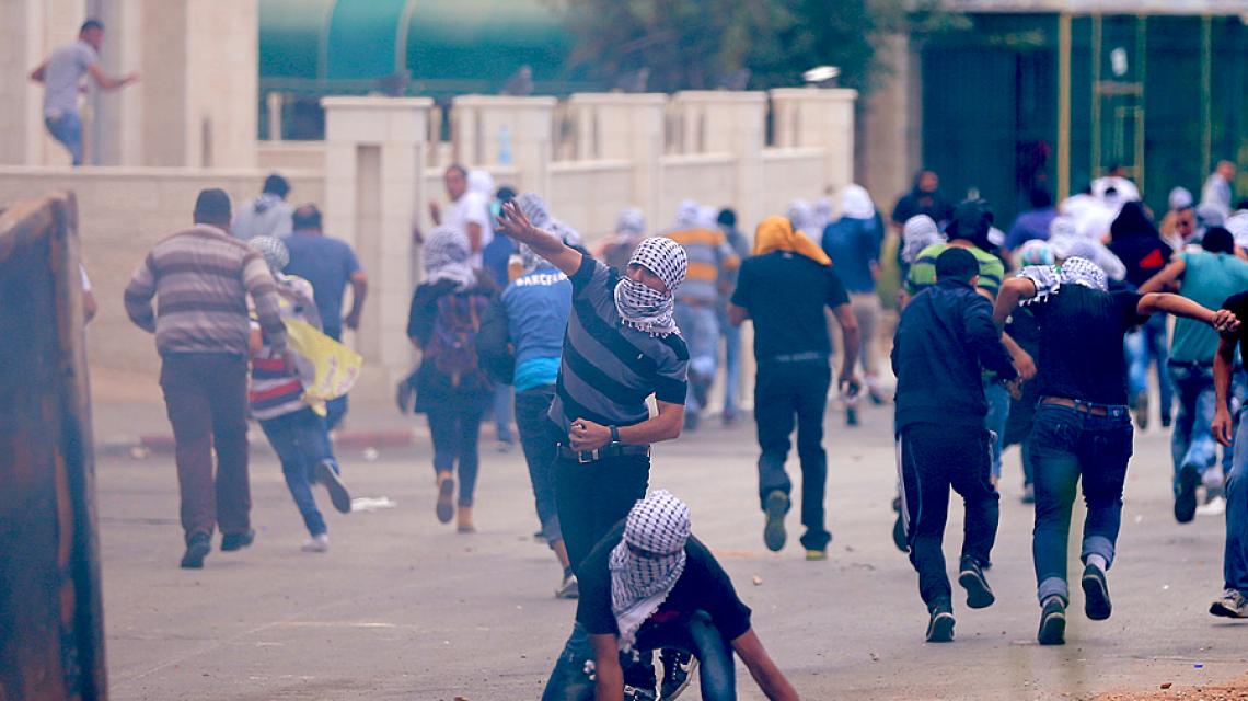 بالصور:تجدد المواجهات بين الشبان وقوات الإحتلال في حي البلوع شمال مدينة البيرة "تصوير: حذيفة سرور"