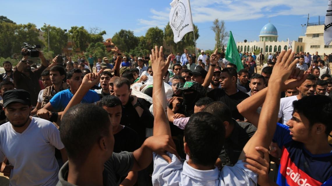 بالصور:جماهير غفيرة من مدينة دير البلح من مدين تشيع جثمان الشهيد جهاد العبيد الى مثواه الاخير."تصوير داوودأبو الكاس"