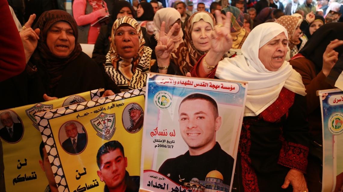 بالصور:اعتصام اهالى الاسرى امام الصليب الاحمر بمدينة غزة