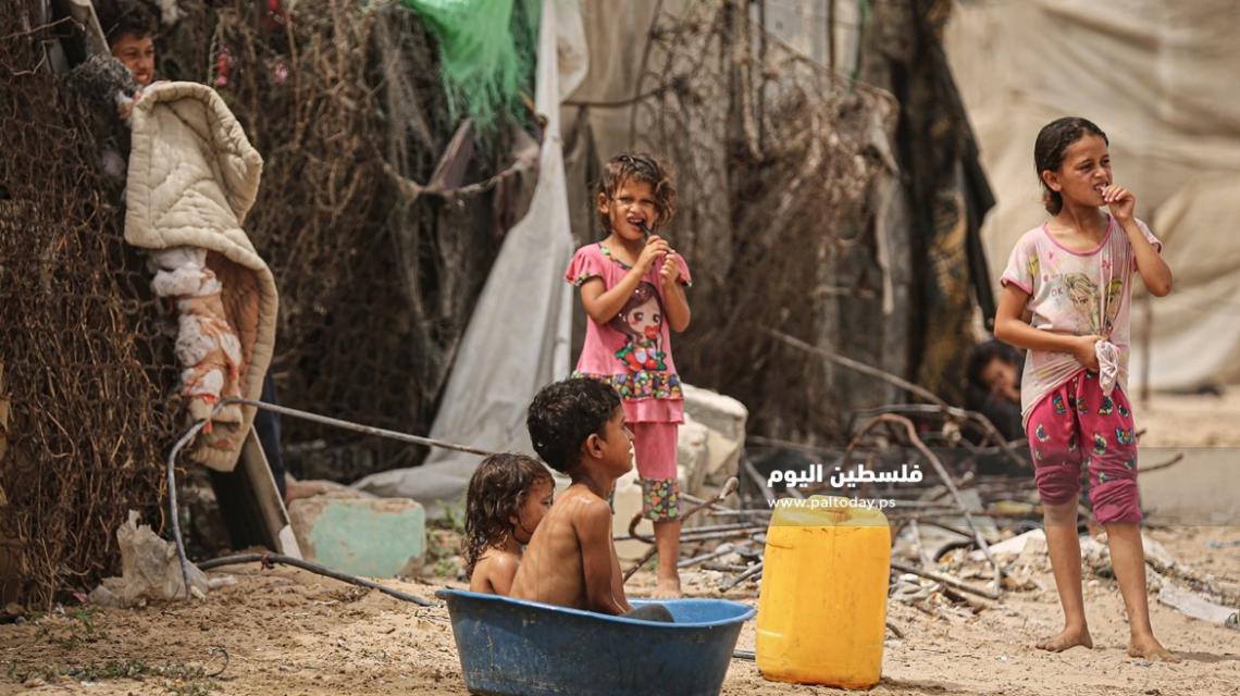 مقاومة ارتفاع درجات الحرارة بالماء في بيوت الفقراء فى قطاع غزة
