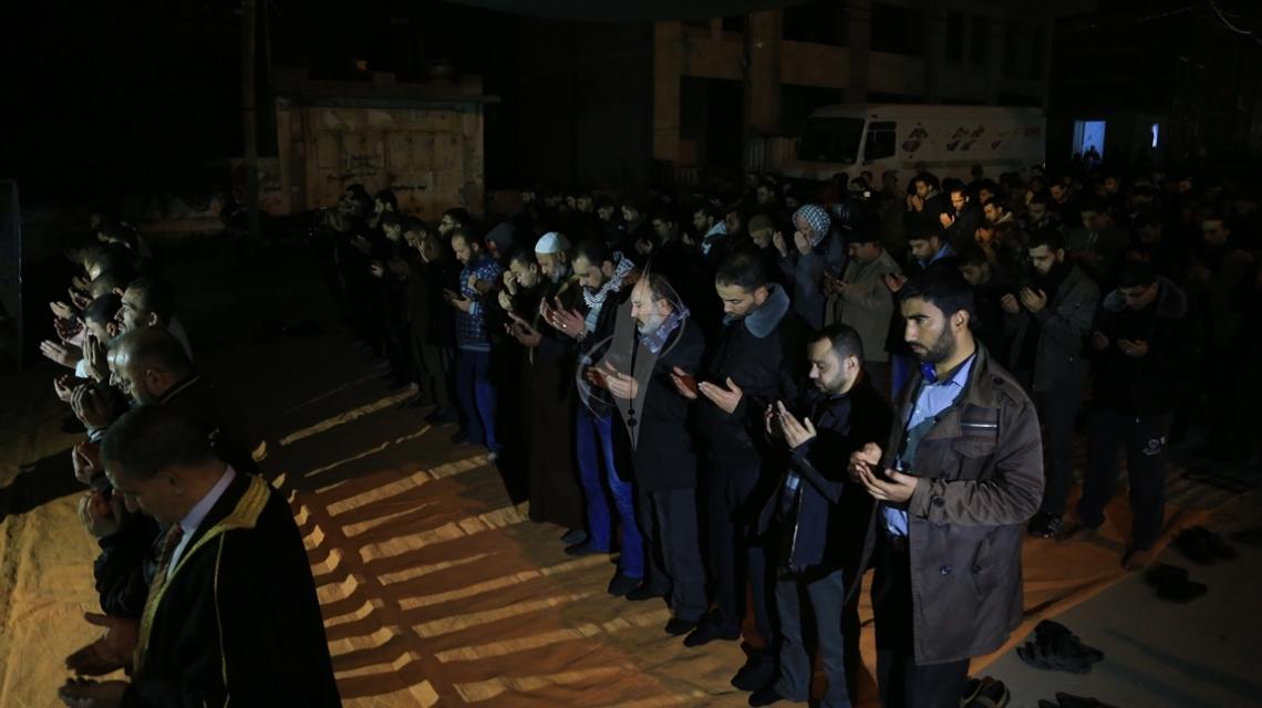 بالصور:الجهاد تقيم صلاة القيام فى العراء تضامنا مع الصحفي محمد القيق امام مقر الصليب الاحمر بمدينة غزة