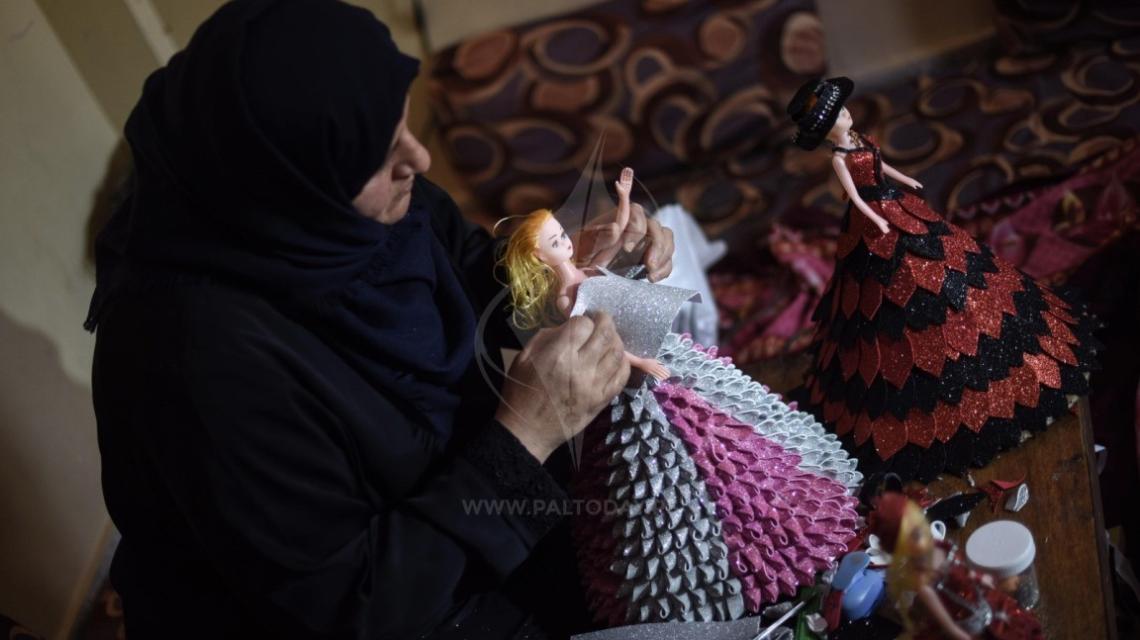 صناعة الدمي المنزلية ومن ثم بيعها  وسيلة للتغلب على الوضع الاقتصادي الصعب جنوب غزة