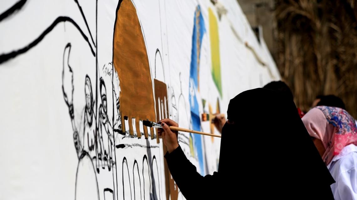 بالصور:مركز رواسى بغزة بنظم فعالية  رسم جدارية حول انتفاضة القدس