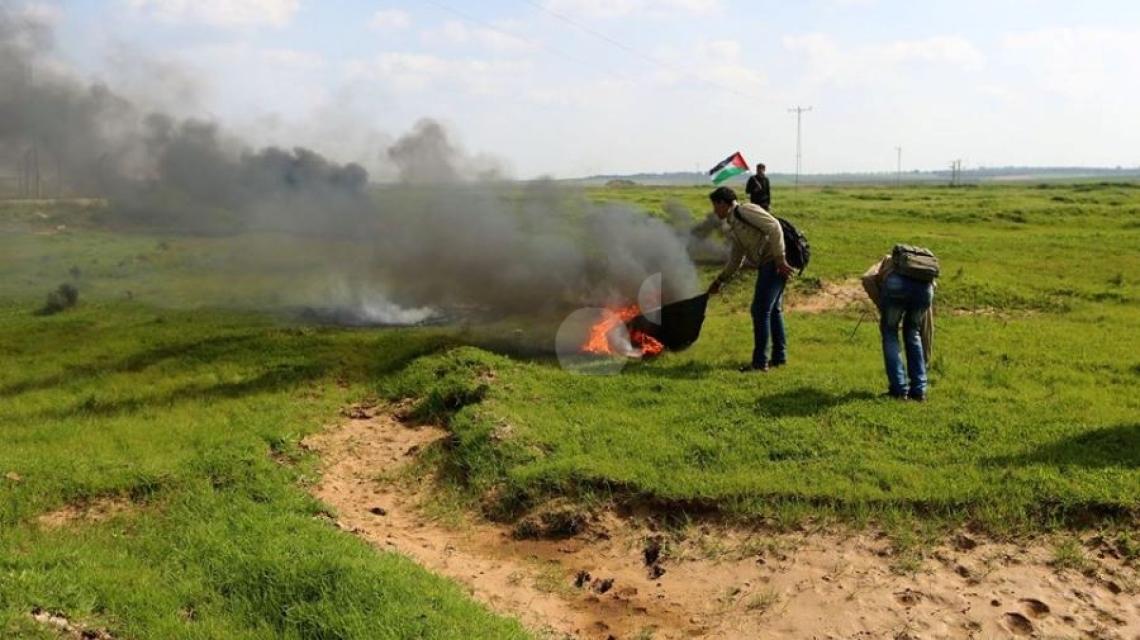 فلسطينيون يشعلون إطارات على الشريط الحدودي شرق قطاع غزة احتجاجا على استمرار الحصار